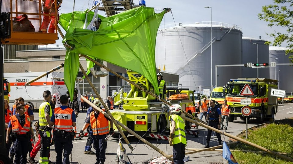 Feuerwehr- und Polizeibeamte holen Aktivisten des Klimastreiks von ihren Bauten aus Bambusrohren