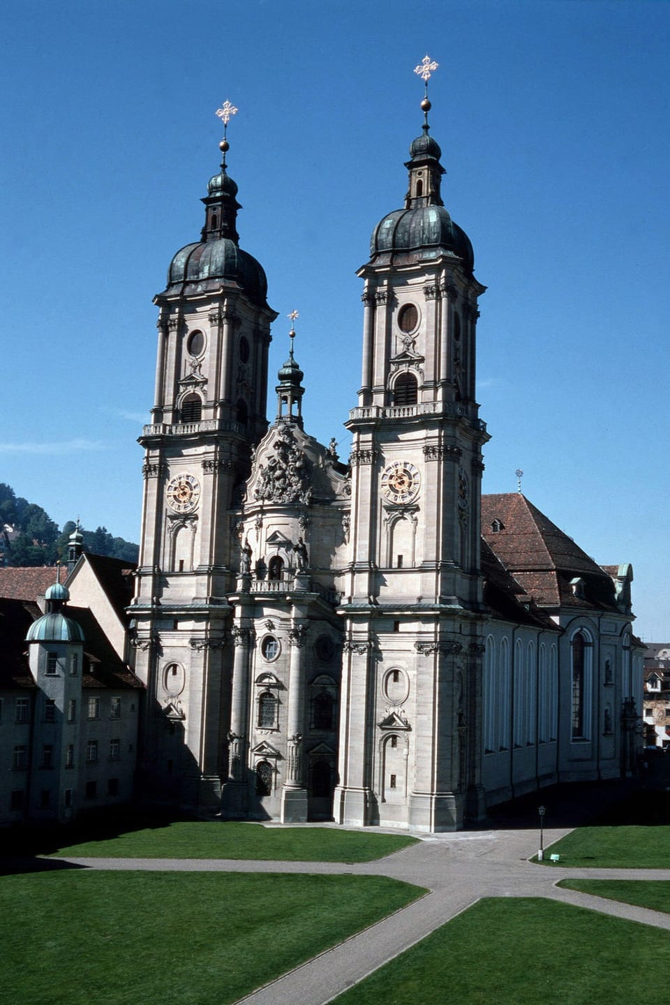Blick auf die zwei Türme der Stiftskirche in St. Gallen.