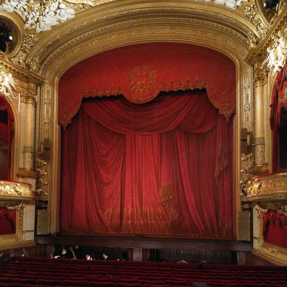 Ein roter Vorhang in einem Opernhaus.