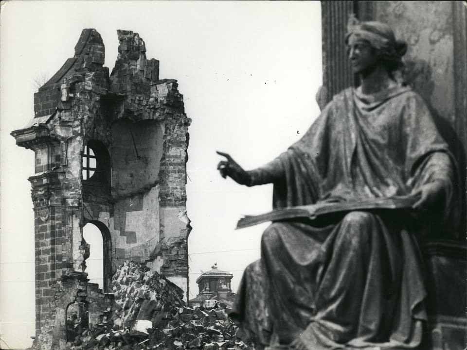 Skulptur neben Ruine der Frauenkirche 