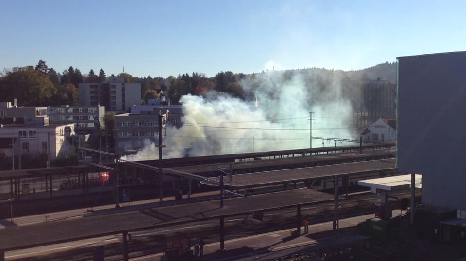 Wolken und rote Leuchtkörper zu sehen am Bahnhof Aarau.