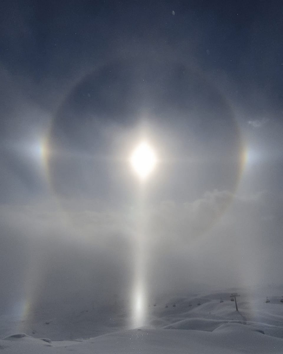 Ein Halo entsteht, wenn sich die Sonnenstrahlen an Eiskristallen brechen oder spiegeln..