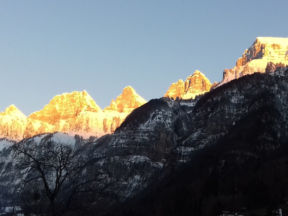 verschneite Berge mit Sonne drauf
