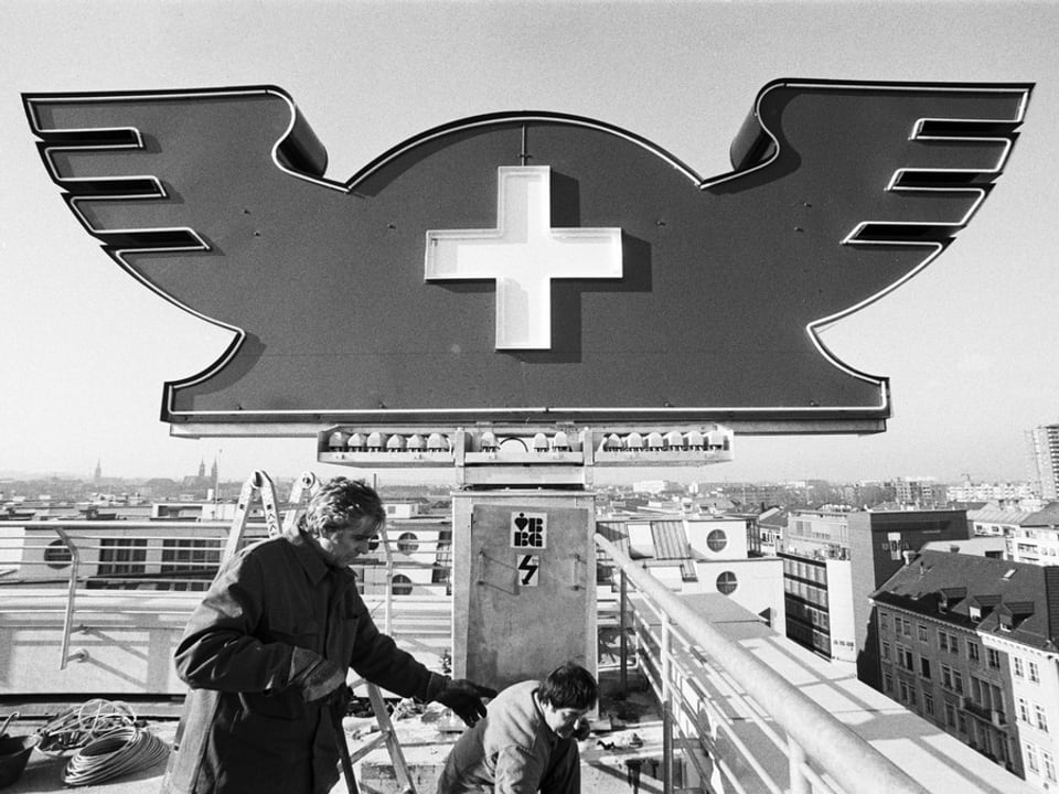 Der Merkurhut, das Signet der Schweizer Mustermesse, wird 1988 auf das Messe-Parkhauses montiert.