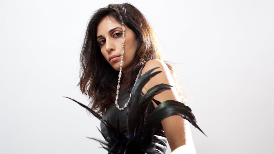 Nahaufnahme der libanesischen Sängerin Yasmine Hamdan.