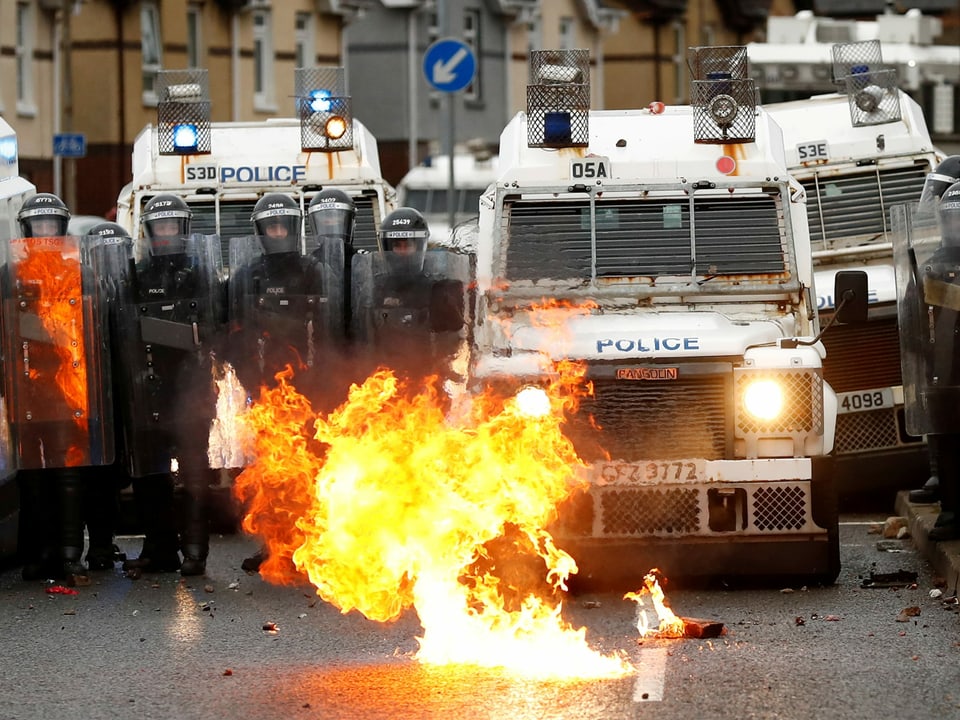 Molotowcocktail explodiert vor Polizisten