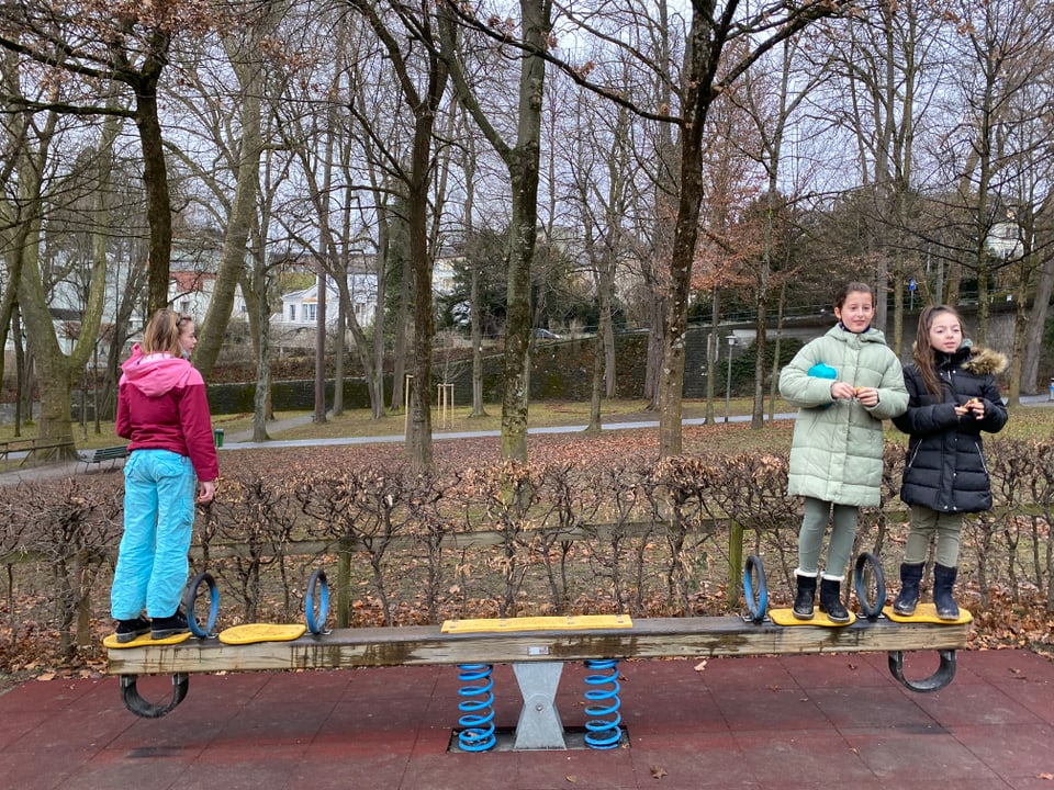 Pause! Mia und zwei weitere Schülerinnen aus der Montessori Schule stehen auf eien