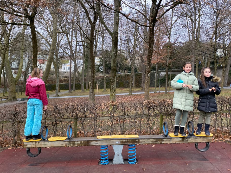 Mia und zwei weitere Schülerinnen aus der Montessori Schule stehen auf eien 