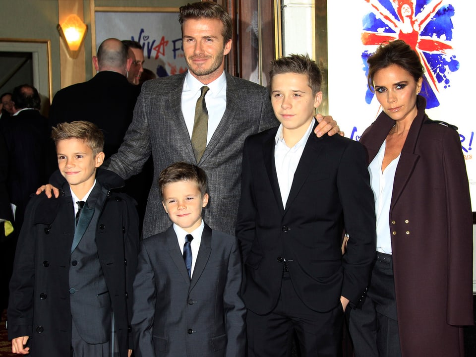 Victoria und David Beckham posieren mit ihren Kindern vor der Kamera.