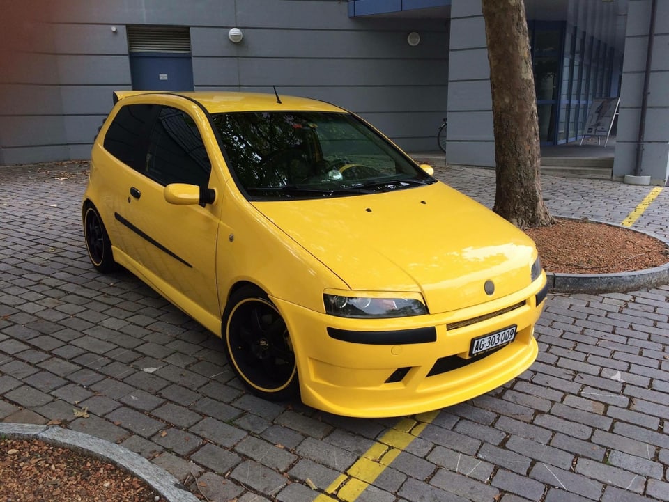 Ein gelber Fiat Punto HGT.