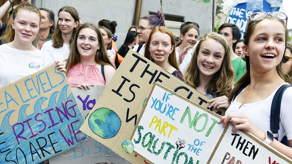 Junge Frauen demonstrieren gegen die Umweltzerstörung.