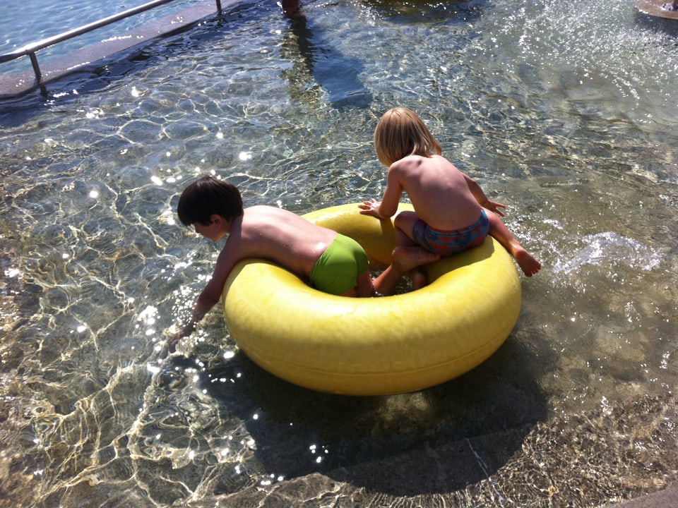 Zwei Kinder auf einem Schwimmring