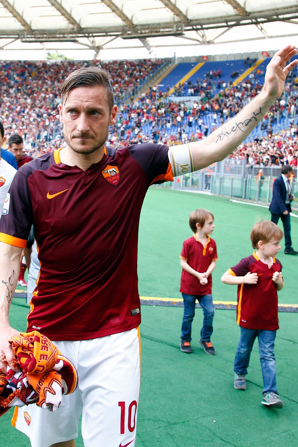 Francesco Totti winkt den Fans