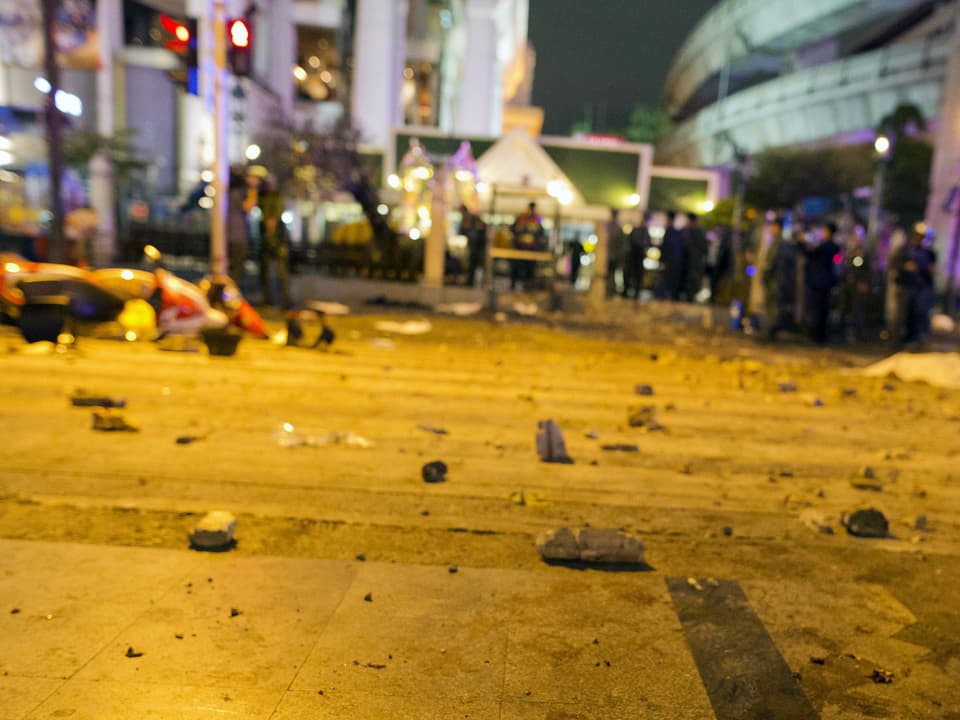 Zerstörung am Anschlagsort in Bangkok 