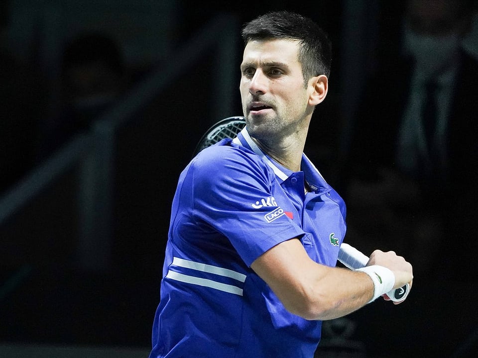 Schlägt in Melbourne auf Novak Djokovic.