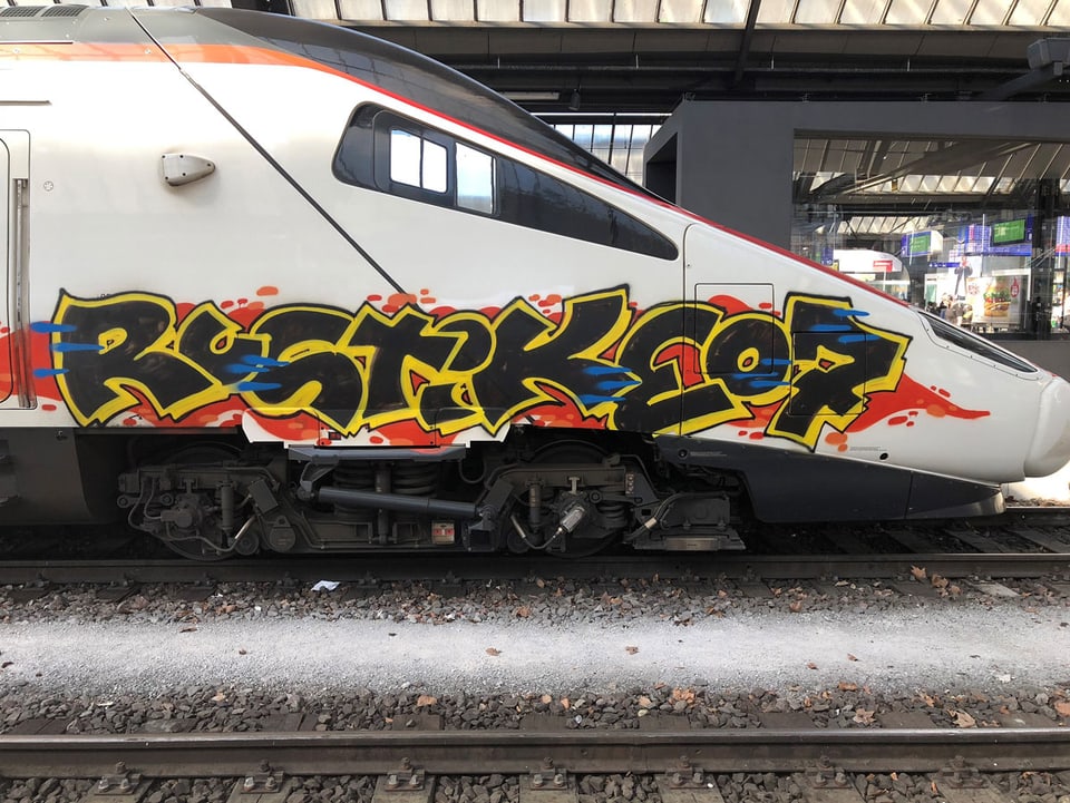 Graffiti an einem Zug.