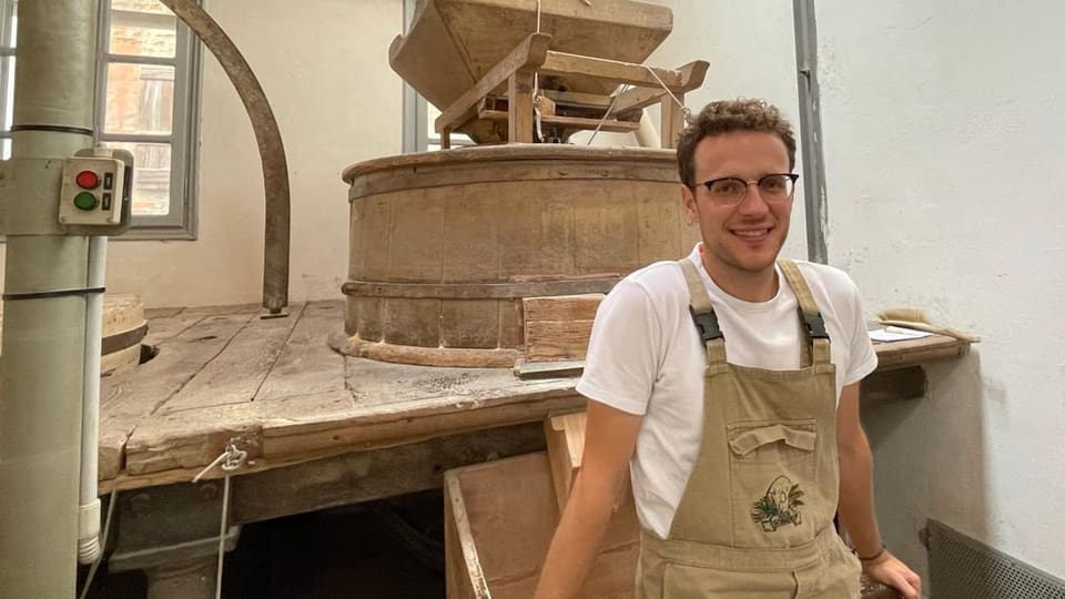 Stefano Sobrino vor seiner historischen Mühle Mann vor Steinmühle