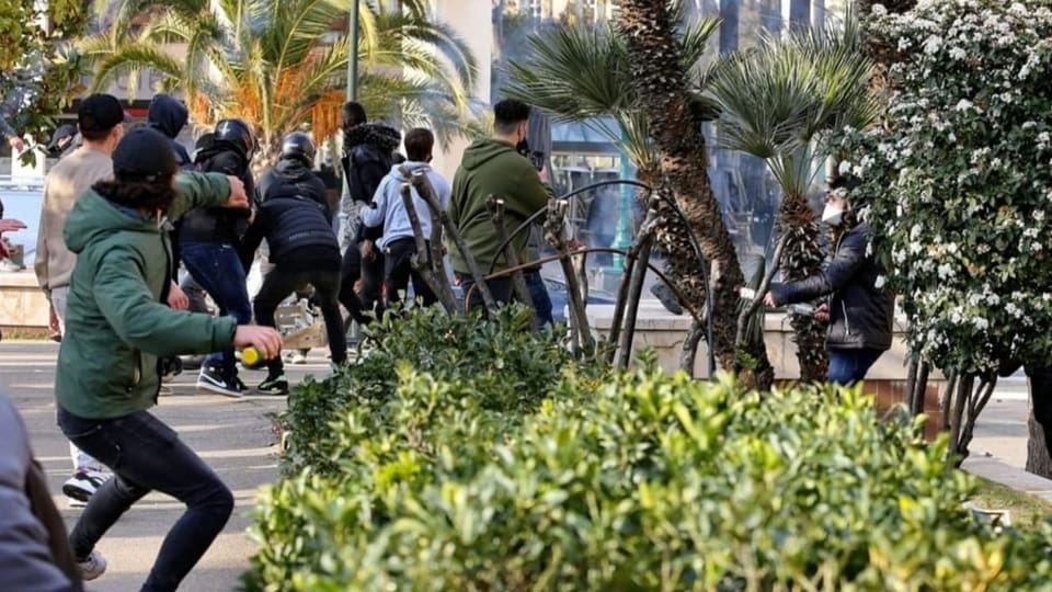 Auch Junge gehen in Korsika auf die Strasse, wie hier bei Studentenprotesten in Ajaccio vor einer Woche. 