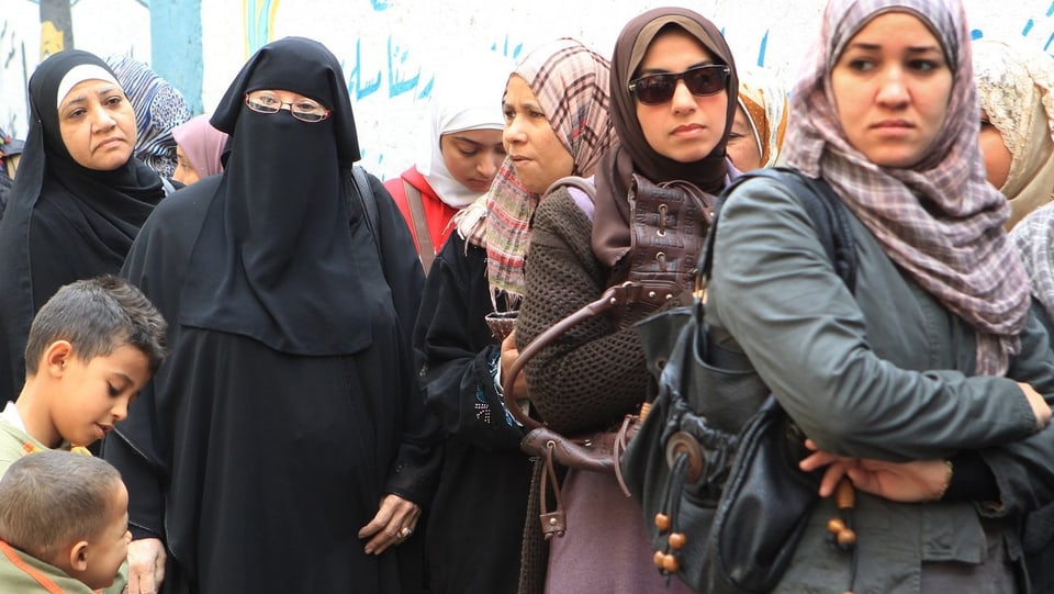 Ägyptische Frauen stehen in einer Gruppe an.