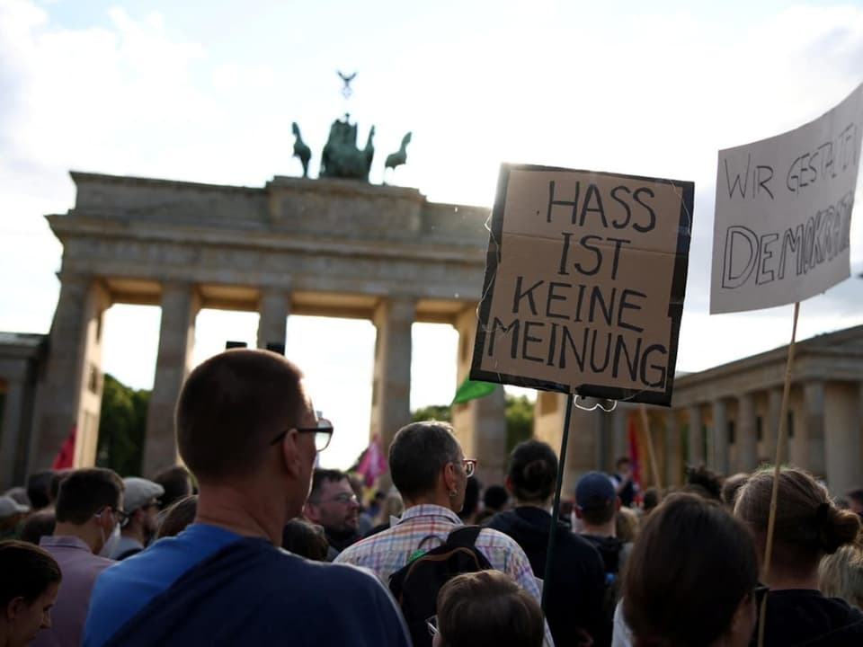 Demonstration vor dem Brandenburger Tor mit Schildern gegen Hass.