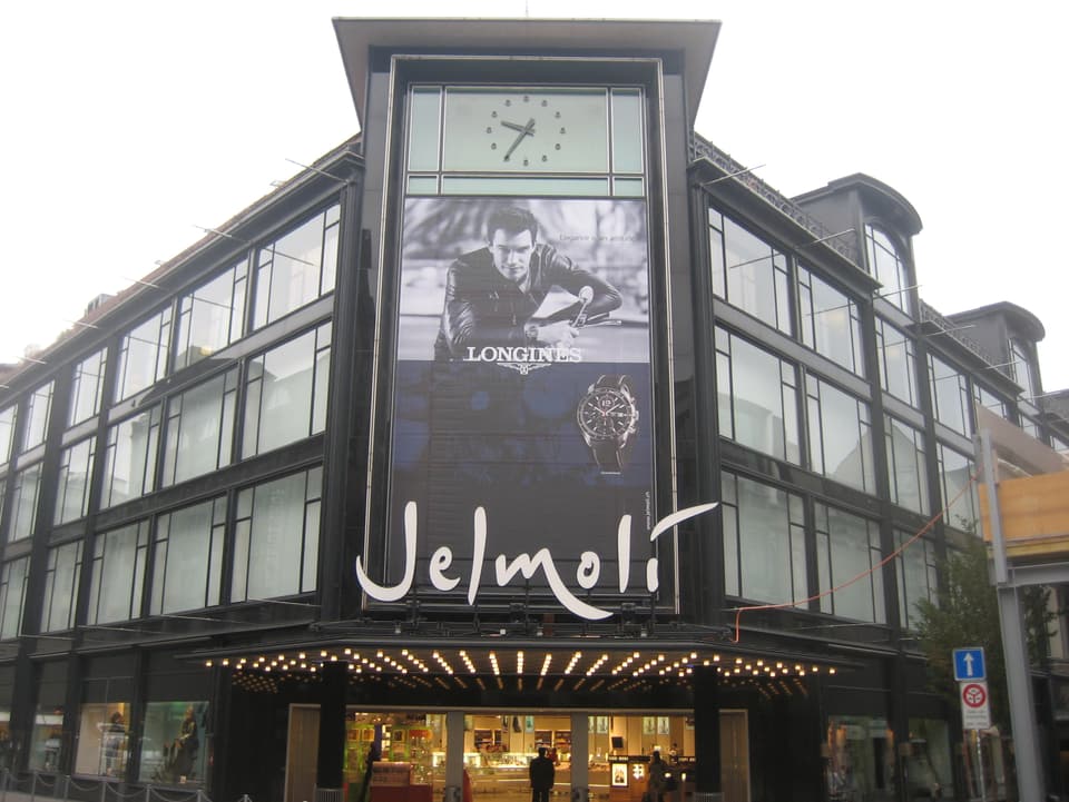 Eingang des Jelmoli-Warenhauses in Zürich