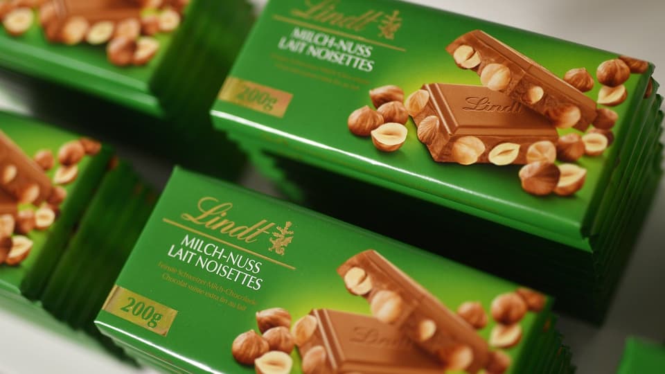 Mehrere Schokoladentafeln der Milch-Nuss-Schokolade von Lindt & Sprüngli.