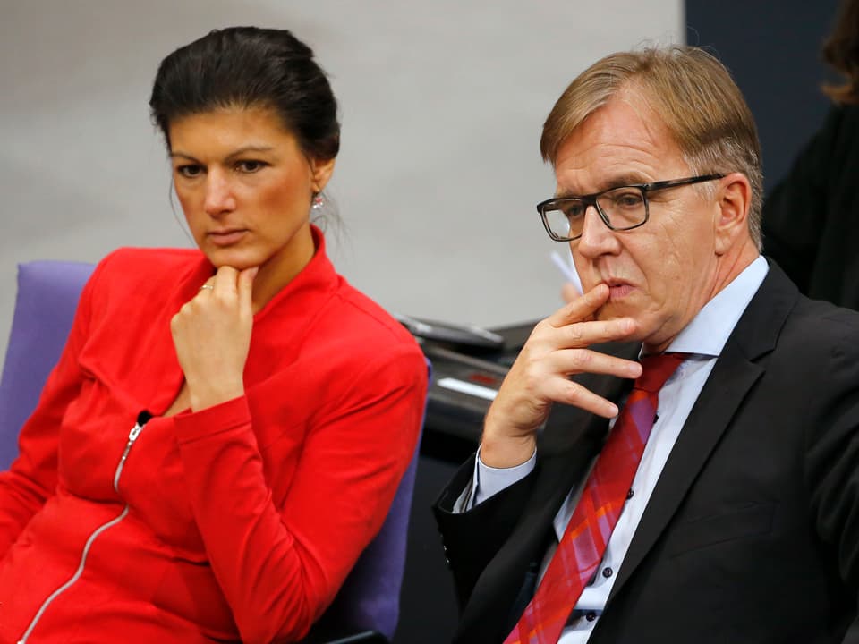 Sahra Wagenknecht (links) und Dietmar Bartsch (rechts) sitzend nebeneinander