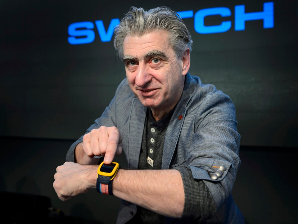 Nick Hayek mit gelber Uhr am Handgelenk