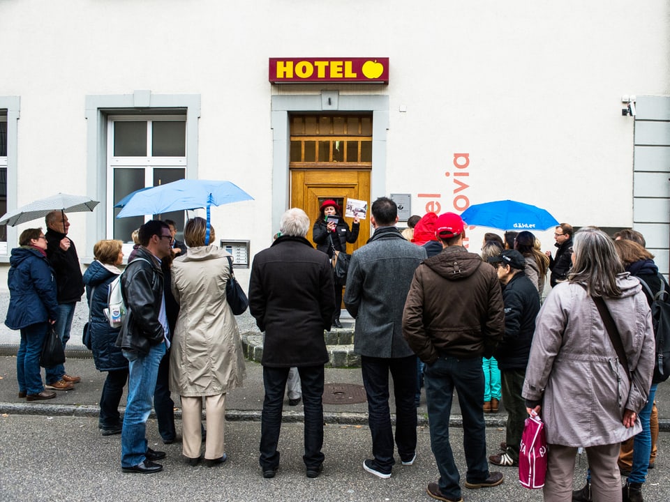 Eine Gruppe von Menschen steht vor dem Hotel Argovia.