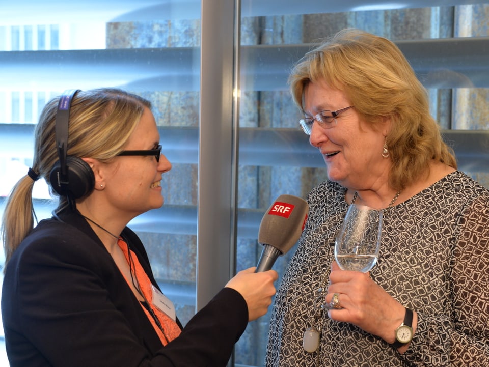 Reporterin interviewt Esther Schönmann.