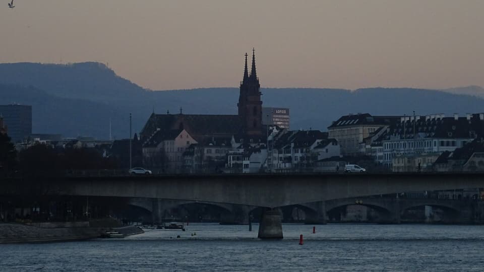 Abendlicher Blick in Basel auf Rhein und Münster.