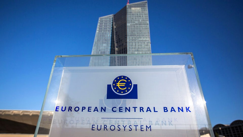 Schriftzug der Europäischen Zentralbank am Hauptsitz in Frankfurt.