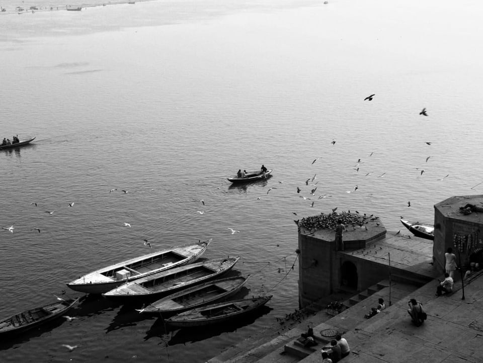 Schwarzweissfoto: Blick auf ein Ghat am Ganges