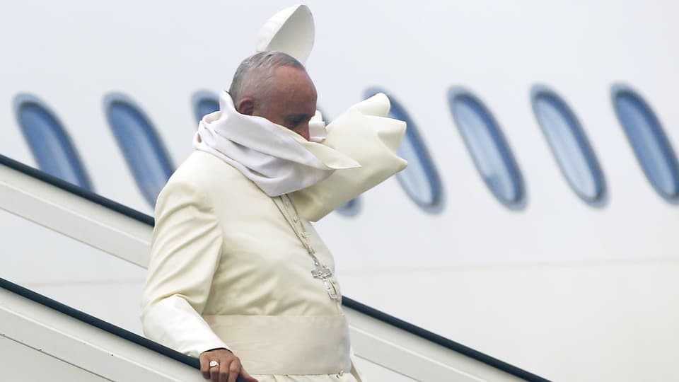 Kopfbedeckung des Papstes fliegt davon