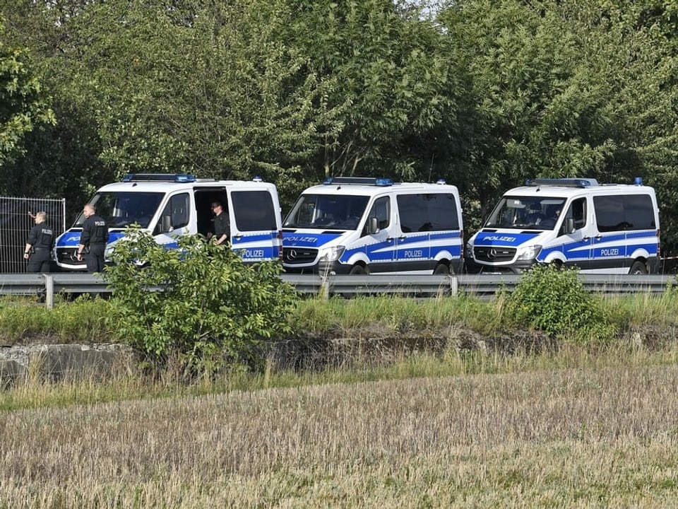 Polizeiautos parkiert in der Nähe des Schrebergartens in Hannover.