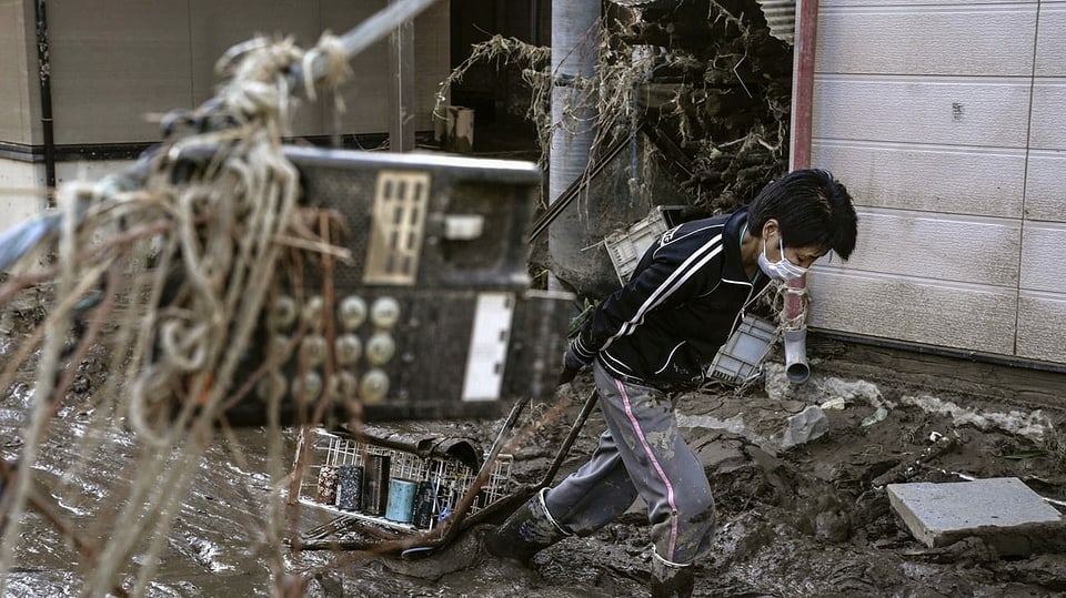 Der Taifun Hagibis richtete enorme Schäden in Japan an. Ein Junge rettet, was zu retten ist.
