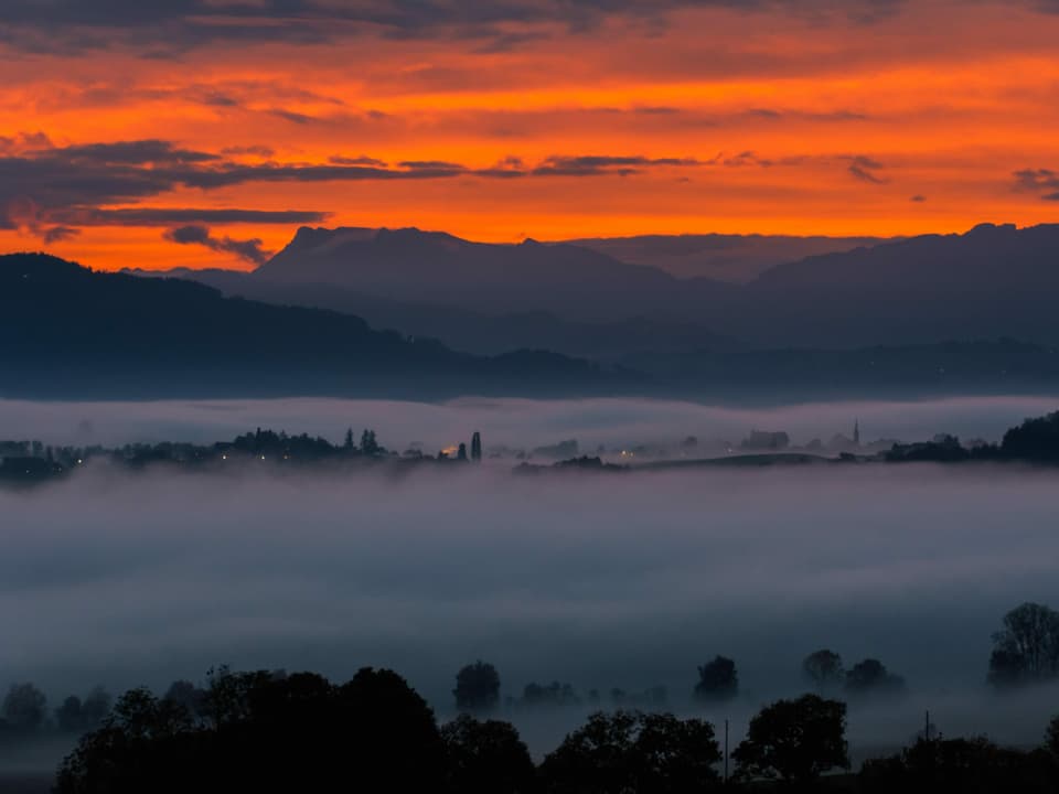 Morgenrot und Nebel im Tal