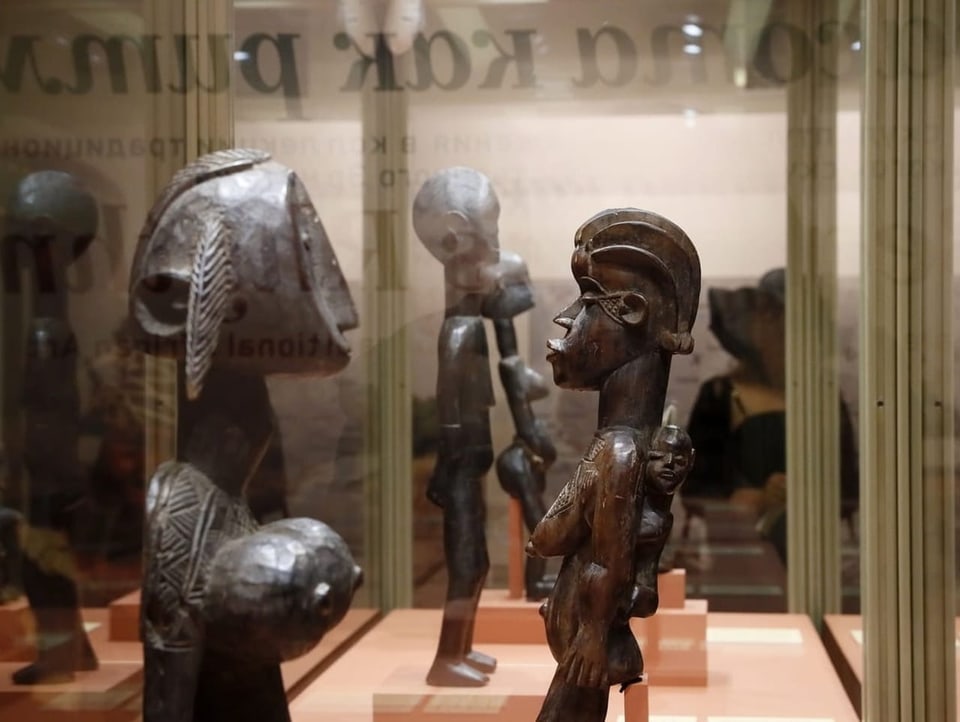 Aufgereihte afrikanische Skulpturen