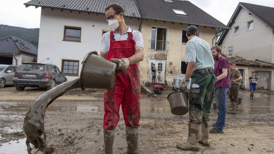 Aufräumarbeiten nach den Überschwemmung in Altenahr, Deutschland