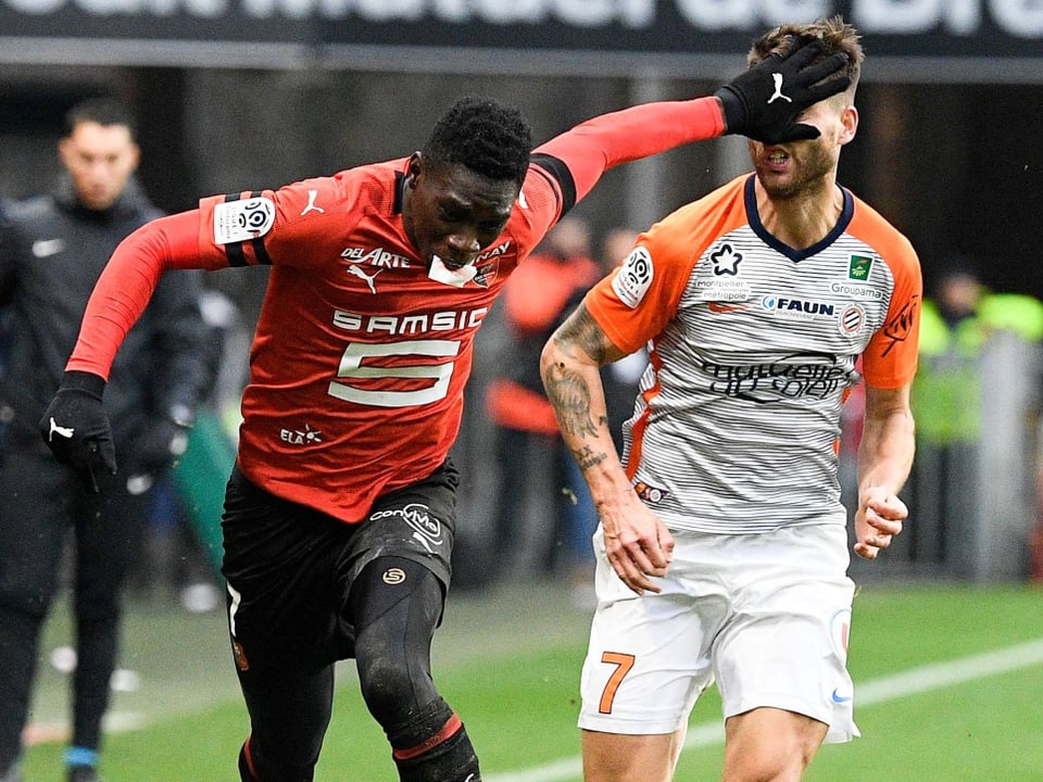 Rennes' Ismaïla Sarr greift Montpelliers Paul Lasne ins Gesicht.