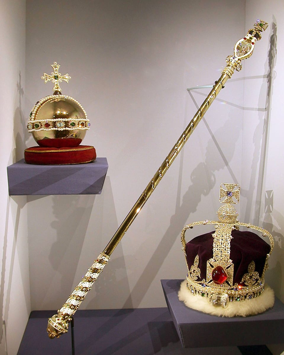 Britische Kronjuwelen im Museum des Tower of London ausgestellt.