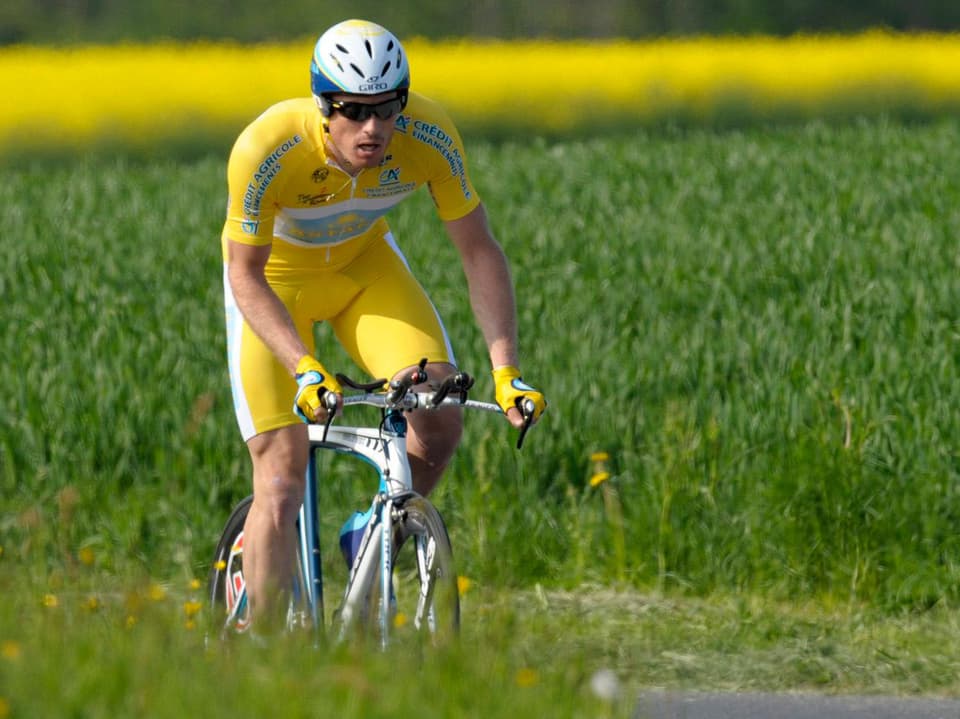 Zu sehen ist der Velorennfahrer Grégory Rast auf dem Rennvelo. Er trägt das gelbe Leadertrikot.