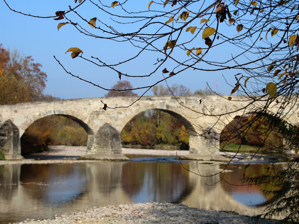 Brücke in der Herbstsonne