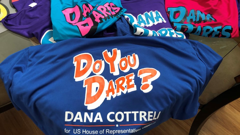 T-Shirts mit dem Aufdruck: «Do you dare? Dana Cottrell for US House of Representatives»