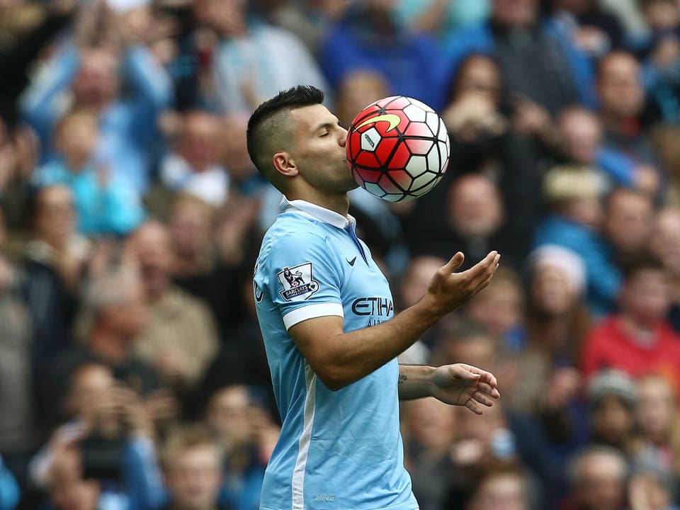 Sergio Agüero von Manchester City küsst den Ball.