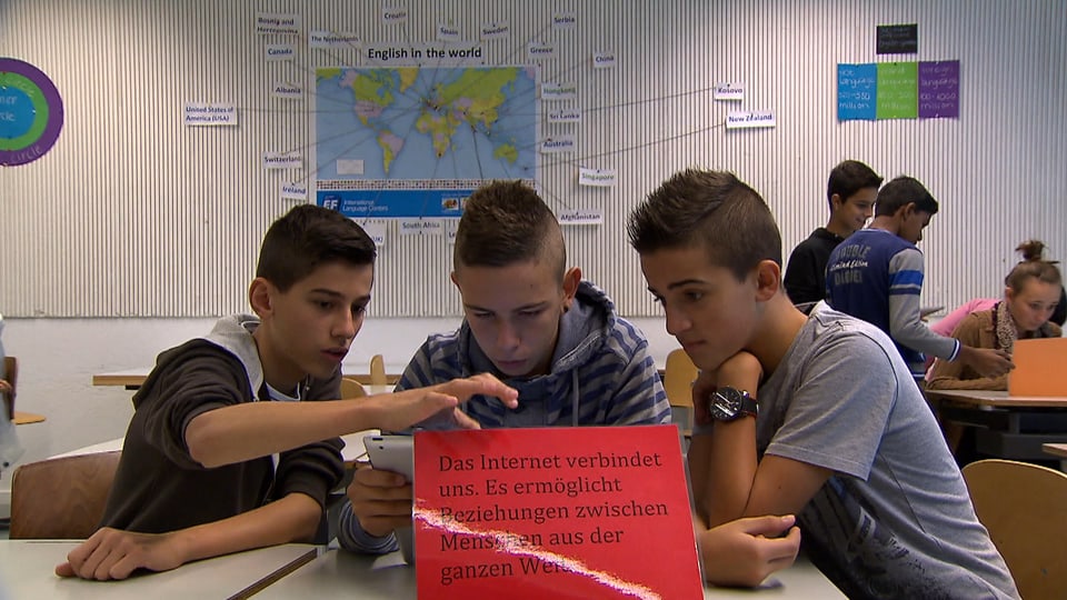 Jugendliche mit Smartphones in der Klasse.