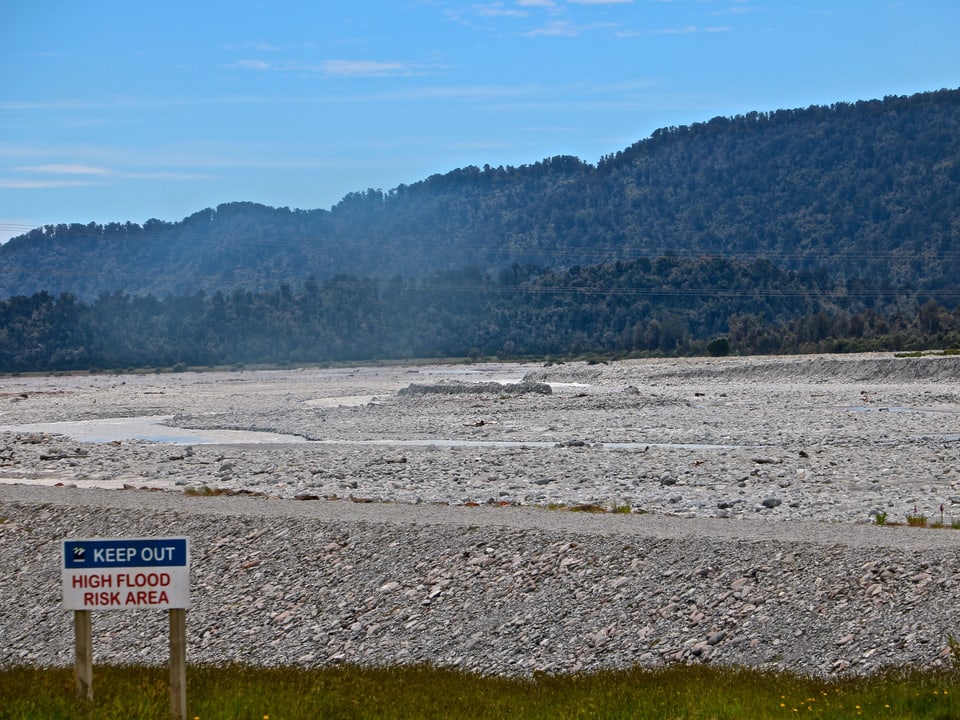 Das breite ausgetrocknete Flussbett des Waiho-Rivers im letzten November.