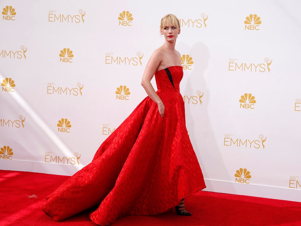 January Jones in roter Robe auf dem roten Teppich der Emmys
