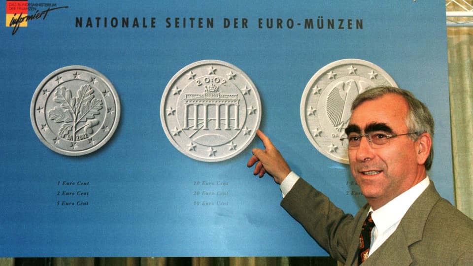 Waigel vor Euro-Münzen