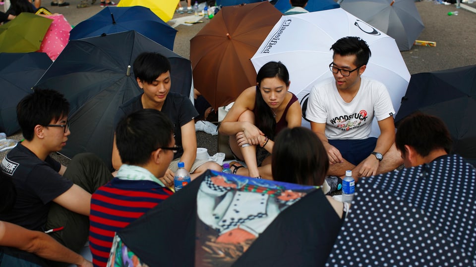 Demonstranten in Hongkong spielen Karten